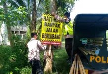 Polsek Kejobong Pasang Spanduk Imbauan Keselamatan di Jalur Jalan Berlubang