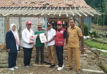 PMI Kabupaten Tegal Salurkan Bantuan untuk Warga Terdampak Rumah Tertimpa Pohon