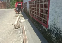 Tukang di Desa Cikuya Sukarela Buat Saluran Air Demi Keawetan Jalan TMMD