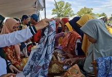 Berburu Baju Lebaran Rp2 Ribu, Warga Serbu Bazar Pakaian Murah PKK Cilacap