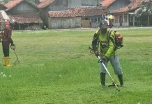 Satgas TMMD dan Warga Bersihkan Lapangan Desa Cikuya Menjelang Upacara Penutupan