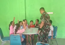 Sertu Sholekhudin Ajak Anak-Anak Desa Cikuya Bermain Sambil Belajar