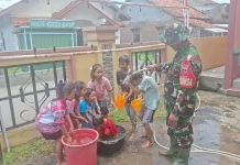TNI Manunggal Air Sentuh Desa Cikuya, Babinsa dan Anak-Anak Rayakan Melimpahnya Air