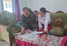 Senyum Terang di Desa Cikuya: Satgas TMMD Pastikan Bantuan KWH Listrik Berfungsi Ma