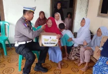 Kapolres Kebumen Salurkan Tali Asih untuk Lansia di Karanggayam