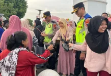 Polres Kebumen Bersama HMI Bagikan Takjil di Alun-Alun Kebumen