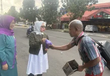 Anggota DPR RI Siti Mukaromah Bagikan Takjil untuk Tukang Becak