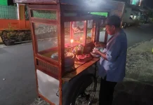 Berjuang di Bulan Puasa, Bakso Keliling Jualan Malam Hari