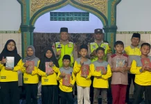 Polres Kebumen Berbagi Al-Qur’an saat Patroli Ngabuburit
