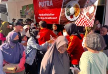 Warteg Gratis Alfamart Hadir di Cilacap, Warga Antre Buka Puasa