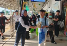 KAI Purwokerto Bagikan Ribuan Takjil Gratis untuk Pemudik