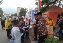 Komunitas Radio Keluarga Tegal Bagikan 500 Takjil di Bulan Ramadan