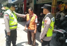 Satbinmas Polres Tegal Edukasi Juru Parkir di Kawasan Ruko Slawi jelang Lebaran