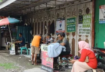 Penjahit Permak Ramai Didatangi Warga Menjelang Lebaran