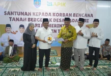Bupati Tegal Serahkan 103 Kunci Huntara Tahap I untuk Korban Tanah Bergerak