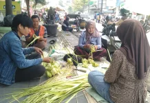 Penjual Kulit Ketupat di Slawi Kebanjiran Pembeli jelang Idulfitri
