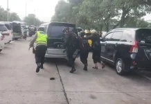 Polri Bantu Pemudik Alami Aki Tekor di Rest Area 275 A