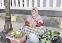 Pedagang Bunga Manfaatkan Momen Salat Id di Alun-alun Purwokerto
