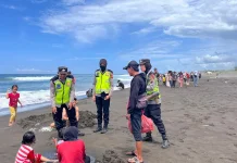 Polres Kebumen Patroli Pantai Setrojenar, Imbau Wisatawan Waspadai Ombak