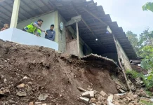 Polisi Sigap Tangani Longsor di Bojong akibat Hujan Lebat