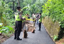 Hujan Lebat Picu Longsor di Buayan, Polres Kebumen Pasang Garis Polisi