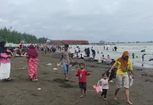 Momen Libur Lebaran Dimanfaatkan Masyarakat untuk Berwisata ke Pantai Alam Indah