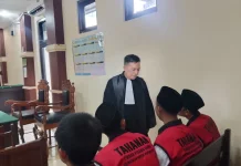 Isak Tangis Warnai Tuntutan 1 Tahun Penjara Kasus Tambang Ilegal Pancurendang