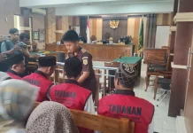 Bebas! Tiga Buruh Tambang Ajibarang Sujud Syukur usai Sidang Putusan."