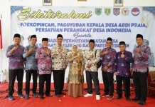 Bupati Kebumen Serahkan Tali Asih untuk 8 Perangkat Desa Purna Tugas