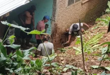 Longsor Terjang Rumah Warga di Gandatapa, Satu Korban Luka Ringan
