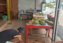 Penjual Umbi-Umbian Mentah Bertahan di Tengah Persaingan Pasar Modern