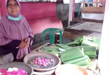 Harga Plastik Naik Pedagang Beralih ke Daun