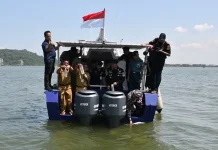 Lanal Cilacap dan PSDKP Lepas Ribuan Benih Lobster Hasil Penyitaan