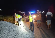 Cegah Kecelakaan, Polisi Polsek Bukateja Bersama Warga Evakuasi Tumpukan Batu