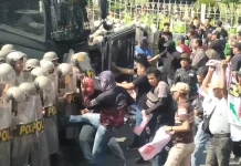 Perkuat Kesiapan, Polres Tegal Gelar Simulasi Pengamanan di Depan Pemkab Tegal