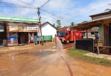 Jalan di Desa Cibeunying Tertutup Lumpur, Damkar Cilacap Lakukan Pembersihan