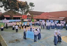 Siswa Kelas X SMAN 1 Karangkobar Unjuk Kerativitas Melalui Batik Shibori