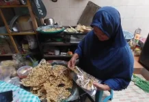 Sisihkan Rp5.000 Sehari, Tekad Penjual Peyek Ini Berbuah Tiket Naik Haji