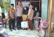 Kapolres Tegal Serahkan Bantuan Sosial untuk Kakak Beradik Pejuang Sekolah