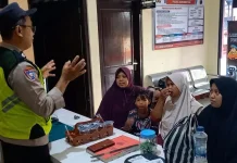 Polsek Karanganyar dan Warga Bantu Bocah Tersesat Bertemu Keluarga