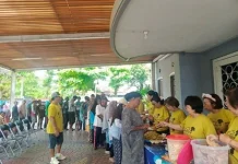Dapur Kasih: Pelayanan Makan Gratis yang Hangatkan Kebersamaan di Teras Gereja