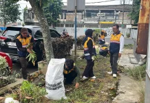Gerakan Indonesia Asri, DPU Banyumas Bersihkan Drainase Tepi Jalan Merdeka