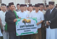 Gubernur Jateng Serahkan Bantuan Sapi Kurban untuk Warga Huntara Padasari