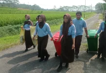 Kader Adiwiyata SMAN 1 Sigaluh Gelar Kerja Bakti Bersih Lingkungan