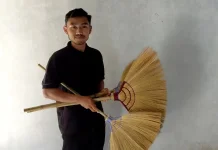 Ditengah Gaji Minim, Guru Honorer Bertahan lewat Kerajinan Sapu Glagah