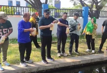 Uji Coba Ekoenzim, Pemkot Tegal Jernihkan Air Saluran Depan Kampus PKTJ  Tegal