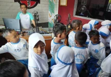 Kenalkan Media Penyiaran Sejak Dini, Puluhan Siswa TK Sambangi Studio Radio Pemkab
