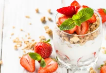 Menu Sarapan Praktis, Parfait Stroberi dan Yogurt Bantu Turunkan Berat Badan