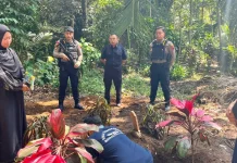 Dikawal Petugas, Narapidana di Banjarnegara Hadiri Prosesi Pemakaman Ibunya