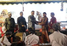 Bupati Fahmi Ajak Warga Lestarikan Wayang di Jambudesa